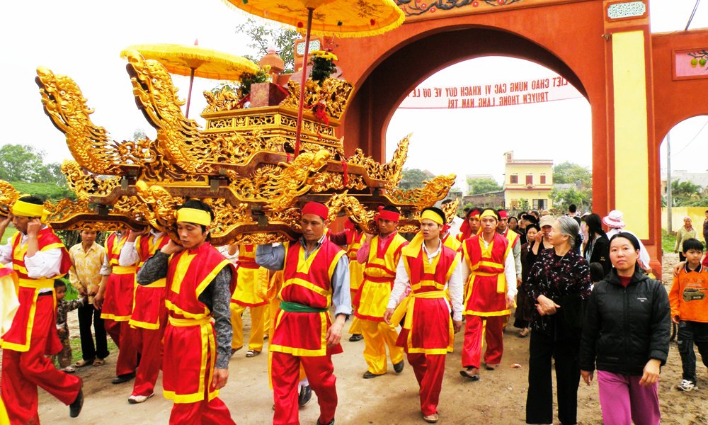 Lễ hội tiêu biểu diễn ra trong ngày 4 tháng 6 âm lịch - Hội Nam Trì